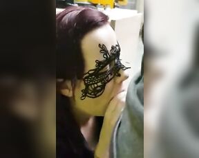 Eine Kollegin gibt ihrer Kollegin einen schnellen Blasen
