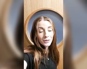 Supergeile brünette Amateurin fängt auf der öffentlichen Toilette heftig an zu masturbieren