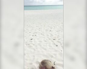 Riskanter Amateursex am Strand mit Frau und Abspritzen auf den Rücken