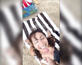 Große Ejakulation im Gesicht der Frau am Strand