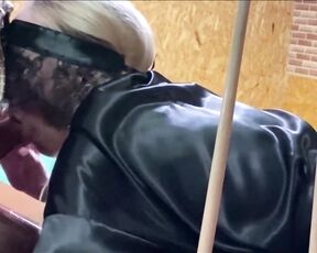 Maskierte Ehefrau nimmt an Trio-Sex teil und lutscht fremden Schwänzen