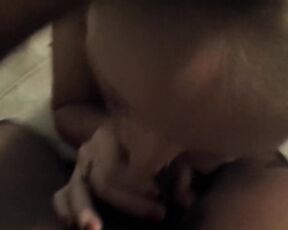 Süße Blondine Frau genießt ein großer schwarzer Schwanz in ihrem Mund