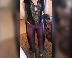 Fantastische heiße Mutti hat großartigen Sex mit einem schwarzen Mann mit riesigem Schwanz