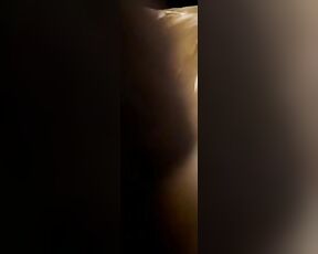 Wunderschöne Brünette in Handschellen bekommt Cunnilingus von ihrem schwarzen Freund vor dem Sex