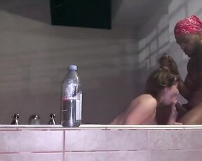Amateur-interracial-Paar hat leidenschaftlichen Sex in der Badewanne