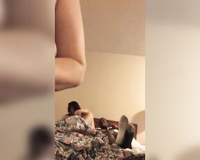 Zwei weiße Nutten treffen schwarzen Mann in Motelzimmer