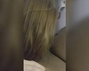 Heiße und atemberaubende reife Frau hat großartigen Oralsex mit Schwanzem schwarzen Schwanz