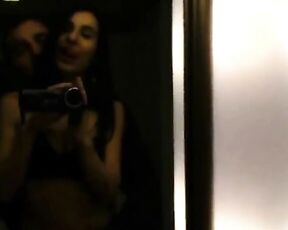 Italienisches Paar hat schnellen Sex vor dem Spiegel