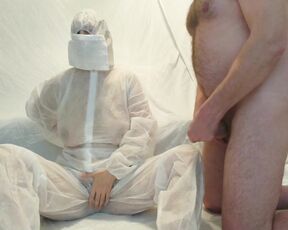 Amateurfrau versteckt ihr Gesicht während sie auf dem Schwanz ist